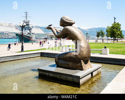 NOVOROSSIYSK, Russie - le 7 juillet 2019 : les touristes à pied de port de mer près de l'eau Fontaine à Novorossiysk. Novorossiysk Krasnodar en ville est Banque D'Images