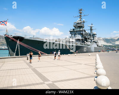 NOVOROSSIYSK, Russie - le 7 juillet 2019 : les touristes près de museum ship cruiser Mikhaïl Koutouzov à Novorossiysk. Novorossiysk est ville de Krasnodar, Russie Banque D'Images