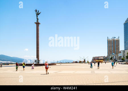 NOVOROSSIYSK, Russie - le 7 juillet 2019 : les touristes à pied de la mer de Stèle fontaine gloire de la Russie sur la place du Forum sur l'amiral en remblai Sérébriakov Novor Banque D'Images