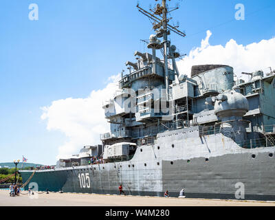 NOVOROSSIYSK, Russie - le 7 juillet 2019 : les pêcheurs et les touristes près de ship memorial cruiser Mikhaïl Koutouzov à Novorossiysk. Novorossiysk est en ville Krasnoda Banque D'Images