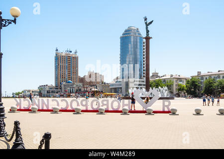 NOVOROSSIYSK, Russie - le 7 juillet 2019 : les touristes sur place du Forum sur l'amiral Sérébriakov remblai en mer port de Novorossiisk ville . Novorossiysk est mai Banque D'Images