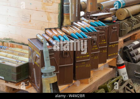 Boîtes d'exercice dans des clips pour le pistolet équipé de nombreux Hartford véhicules de combat dans l'armée britannique avec les chargés de boîtes. Banque D'Images