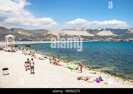 NOVOROSSIYSK, Russie - le 7 juillet 2019 : les touristes sur la plage de la ville le long de l'amiral à Novorossiysk remblai Sérébriakov ville. Dans Krasnod ville est Novorossiysk Banque D'Images