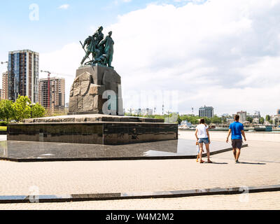 NOVOROSSIYSK, Russie - le 7 juillet 2019 : les touristes à pied près de Monument aux morts de pêcheurs sur l'Île Urup senneurs de l'amour de l'amiral Sérébriakov Embankmen Banque D'Images