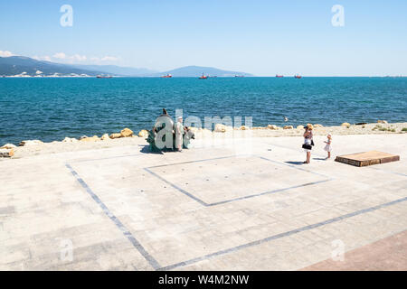 NOVOROSSIYSK, Russie - le 7 juillet 2019 : les touristes photographier près de sculpture Cheval et Dolphin sur remblai Sérébriakov Amiral à Novorossiysk. Novorossi Banque D'Images