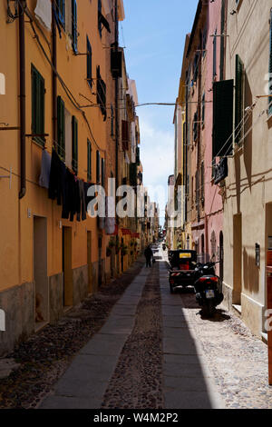 Trottoir rue parallèle avec rangée de maisons urbaines à Alghero, Italie Banque D'Images