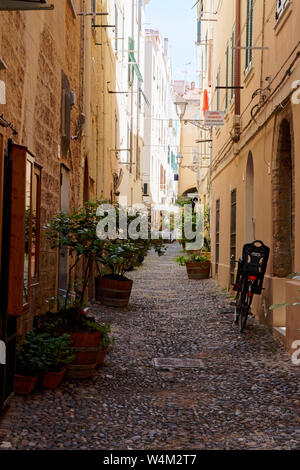 Trottoir rue parallèle avec rangée de maisons urbaines à Alghero, Italie Banque D'Images