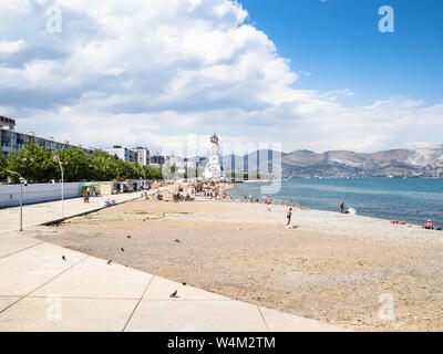 NOVOROSSIYSK, Russie - le 7 juillet 2019 : les touristes en ville plage près de chapelle de St Nicolas les Wonderworker et Eglise Saint Pierre et Saint Fevronia sur Admi Banque D'Images