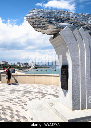 NOVOROSSIYSK, Russie - le 7 juillet 2019 : les touristes près de la mer Noire (Khamsa poissons anchois européen) sur l'amiral de remblai Sérébriakov Tseme Banque D'Images
