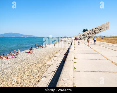 NOVOROSSIYSK, Russie - le 7 juillet 2019 : les gens sur la plage près de Second World War Memorial Malaya Zemlya sur Sudzhukskaya Kosa plage de la baie de Tsemes Blac Banque D'Images