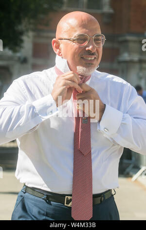 Londres, Royaume-Uni. 24 juillet 2019.Nadhim Zahawi, député conservateur de Stratford-on-Avon, fixe sa cravate au College Green Westminster pour une interview médiatique le jour où Boris Johnson devient officiellement le nouveau Premier ministre après que Theresa May remet sa démission à sa Majesté la Reine au Palais de Buckingham .Credit: amer ghazzal/Alamy Live News Banque D'Images