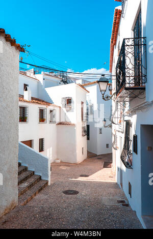 Le charme de la petite ville espagnole de Altea - Rues étroites aux maisons blanches sous le soleil du sud. Espagne, 2019 Banque D'Images