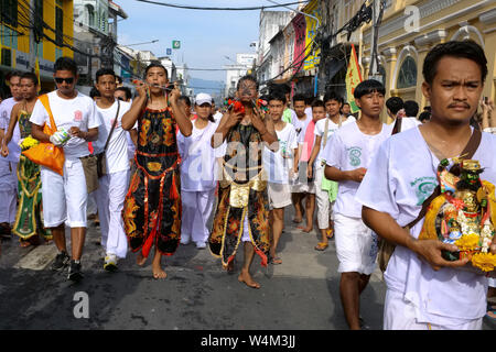 Une procession pendant le Festival végétarien (Festival des neuf dieux de l'empereur) dans la ville de Phuket, Thaïlande Banque D'Images