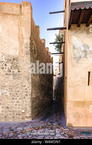 Rue étroite de l'est traditionnel avec de vieux bâtiments, Deira, Dubaï, Émirats arabes unis, janvier2017 Banque D'Images