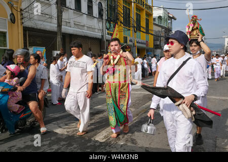 Une procession pendant le Festival végétarien (Festival des neuf dieux de l'empereur) dans la ville de Phuket, Thaïlande Banque D'Images