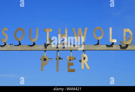 Southwold Pier Sign Banque D'Images