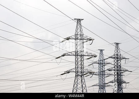 Tour haute tension avec des fils électriques sur fond de ciel nuageux. Lignes de transport d'électricité, centrale électrique Banque D'Images