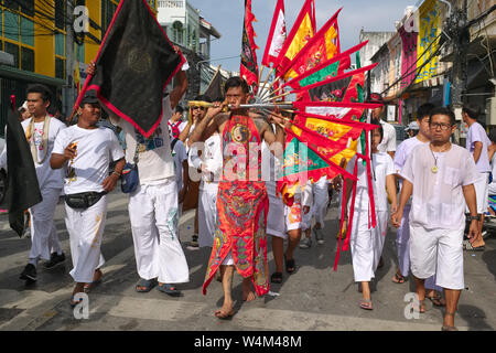 Une procession pendant le Festival végétarien (Festival des neuf dieux de l'empereur) dans la ville de Phuket, Thaïlande Banque D'Images