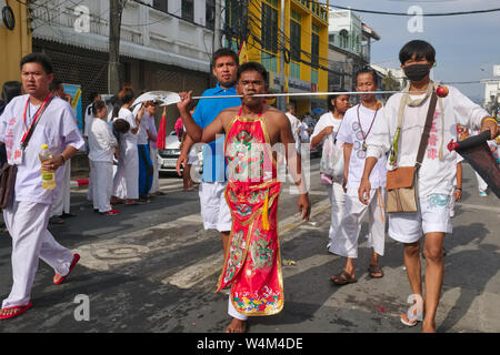 Une procession pendant le Festival végétarien (Festival des neuf dieux de l'empereur) dans la ville de Phuket, Thaïlande Banque D'Images