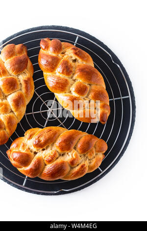 Concept cuisine maison pain frais braid challah pâte sur fond blanc avec copie espace Banque D'Images