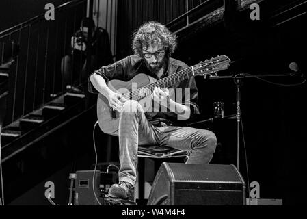 Brésilien musicien joue une guitare 7 cordes dans un concert Banque D'Images