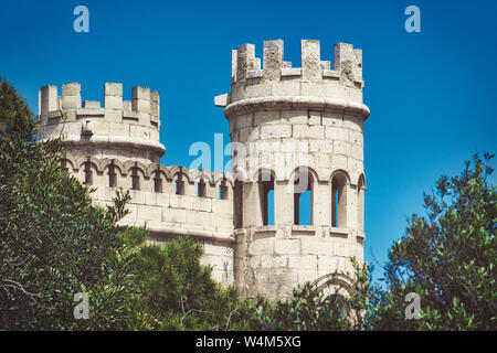 Tourelles en pierre blanche d'un château médiéval sur un fond de ciel bleu clair Banque D'Images