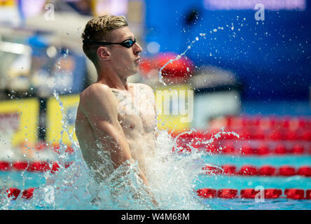 23 juillet 2019, en Corée du Sud, Gwangju : Championnat du monde de natation : Florian Wellbrock de allemagne Les sauts avec ses pieds dans la piscine de compétition au cours de la formation. Photo : Bernd Thissen/dpa Banque D'Images