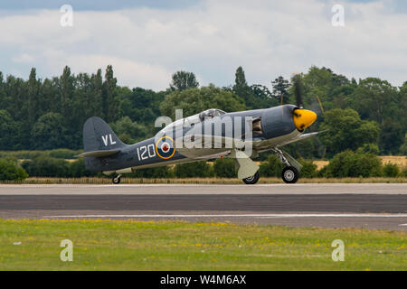 Hawker Sea Fury T20 décollant à afficher dans la Marine royale de la Journée de l'Air International tenu à Yeovilton, UK le 13 juillet 2019. Banque D'Images