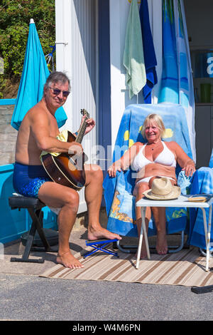 Bournemouth, Dorset UK. 24 juillet 2019. Météo France : la canicule continue comme sunskeers pour obtenir les plages de Bournemouth tôt pour obtenir leur place et avant qu'il ne fasse trop chaud, à la hausse des températures sur une brulante et journée ensoleillée au bord de la mer. Un air avant de vous baigner dans la mer. Credit : Carolyn Jenkins/Alamy Live News Banque D'Images