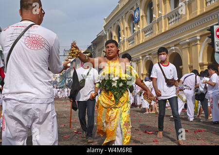 Une procession pendant le Festival végétarien (Festival des neuf dieux de l'empereur) dans la ville de Phuket, Thaïlande Banque D'Images