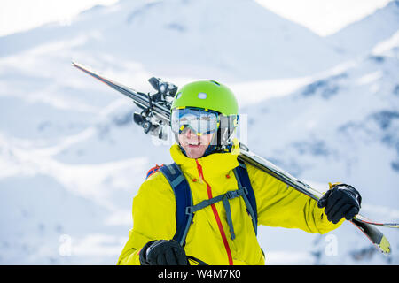 Portrait de l'homme sportif en casque avec skis sur l'épaule Banque D'Images