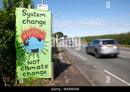 Signes de changement climatique à Little Plupton, Blackpool, Royaume-Uni. 25/07/2018. Signe de protestation routière « Tidal Power Now », westby avec des plombiers, site opérationnel d'exploration du gaz de schiste, Preston New Road action Group, Blackpool, Lancashire, Bowland Shale rock, militant anti-fracking en tant que femmes en protestation blanche au site de fracking d'exploration Cuadrilla après l'annonce que le fracking expérimental va reprendre en septembre. Banque D'Images