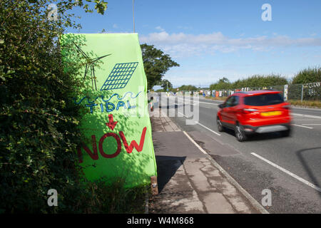 Peu d'Hôtel Lutetia, Blackpool, Royaume-Uni. 25/07/2018. 'TidaL Power Now' les pancartes, club avec plumptons opérationnel, site d'exploration, de gaz de schiste Preston New Road Action Group, Blackpool, Lancashire, schiste Bowland, militant de la lutte contre la fracturation hydraulique comme les femmes en blanc de protester contre la fracturation hydraulique d'exploration Cuadrilla Site après l'annonce que la fracturation expérimentale est de recommencer en septembre. /AlamyLiveNews MediaWorldImages crédit ; Banque D'Images