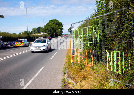 Peu d'Hôtel Lutetia, Blackpool, Royaume-Uni. 25/07/2018. 'Green Energy maintenant ' signes, club avec plumptons opérationnel, site d'exploration, de gaz de schiste Preston New Road Action Group, Blackpool, Lancashire, schiste Bowland, militant de la lutte contre la fracturation hydraulique comme les femmes en blanc de protester contre la fracturation hydraulique d'exploration Cuadrilla Site après l'annonce que la fracturation expérimentale est de recommencer en septembre. /AlamyLiveNews MediaWorldImages crédit ; Banque D'Images