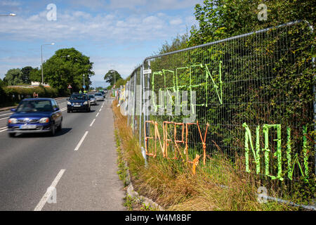 Peu d'Hôtel Lutetia, Blackpool, Royaume-Uni. 25/07/2018. 'Green Energy maintenant ' signes, club avec plumptons opérationnel, site d'exploration, de gaz de schiste Preston New Road Action Group, Blackpool, Lancashire, schiste Bowland, militant de la lutte contre la fracturation hydraulique comme les femmes en blanc de protester contre la fracturation hydraulique d'exploration Cuadrilla Site après l'annonce que la fracturation expérimentale est de recommencer en septembre. /AlamyLiveNews MediaWorldImages crédit ; Banque D'Images