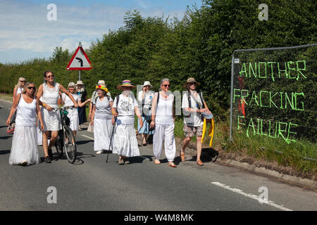 Peu d'Hôtel Lutetia, Blackpool, Royaume-Uni. 25/07/2018. Les femmes en blanc, club avec plumptons opérationnel, site d'exploration, de gaz de schiste Preston New Road Action Group, Lancashire, schiste Bowland, militant anti-protestation à cuadrilla de fracturation fracturation Site après l'annonce que la fracturation expérimentale est de recommencer en septembre. /AlamyLiveNews MediaWorldImages crédit ; Banque D'Images