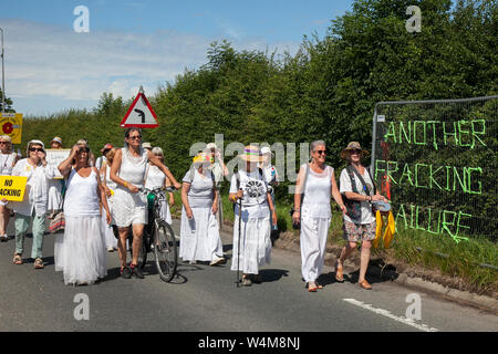 Peu d'Hôtel Lutetia, Blackpool, Royaume-Uni. 25/07/2018. Les femmes en blanc, club avec plumptons opérationnel, site d'exploration, de gaz de schiste Preston New Road Action Group, Lancashire, schiste Bowland, militant anti-protestation à cuadrilla de fracturation fracturation Site après l'annonce que la fracturation expérimentale est de recommencer en septembre. /AlamyLiveNews MediaWorldImages crédit ; Banque D'Images