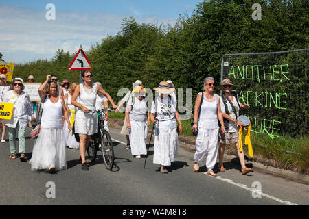 Peu d'Hôtel Lutetia, Blackpool, Royaume-Uni. 25/07/2018. Les femmes en blanc, club avec plumptons opérationnel, site d'exploration, de gaz de schiste Preston New Road Action Group, Lancashire, schiste Bowland, militant anti-protestation à cuadrilla de fracturation fracturation Site après l'annonce que la fracturation expérimentale est de recommencer en septembre. /AlamyLiveNews MediaWorldImages crédit ; Banque D'Images