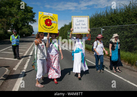 Peu d'Hôtel Lutetia, Blackpool, Royaume-Uni. 25/07/2018. Les femmes en blanc, club avec plumptons opérationnel, site d'exploration, de gaz de schiste Preston New Road Action Group, Lancashire, schiste Bowland, militant anti-protestation à cuadrilla de fracturation fracturation Site après l'annonce que la fracturation expérimentale est de recommencer en septembre. /AlamyLiveNews MediaWorldImages crédit ; Banque D'Images