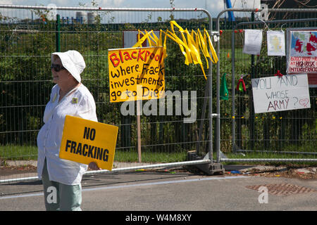 Peu d'Hôtel Lutetia, Blackpool, Royaume-Uni. 25/07/2018. Les femmes en blanc, club avec plumptons opérationnel, site d'exploration, de gaz de schiste Preston New Road Action Group, Lancashire, schiste Bowland, militant anti-protestation à cuadrilla de fracturation fracturation Site après l'annonce que la fracturation expérimentale est de recommencer en septembre. /AlamyLiveNews MediaWorldImages crédit ; Banque D'Images