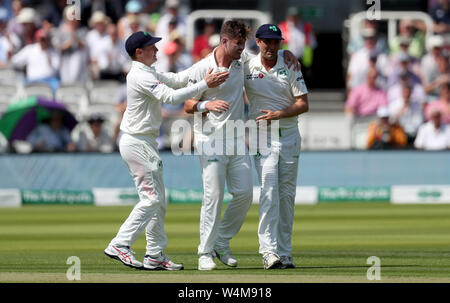 Ireland's Mark Adair célèbre avec ses coéquipiers après l'Angleterre's Joe Denly sort par l'IPN au cours de la première journée de la série de test match à Specsavers Lord's, Londres. Banque D'Images