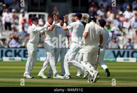 Ireland's Mark Adair célèbre avec ses coéquipiers après l'Angleterre's Joe Denly sort par l'IPN au cours de la première journée de la série de test match à Specsavers Lord's, Londres. Banque D'Images