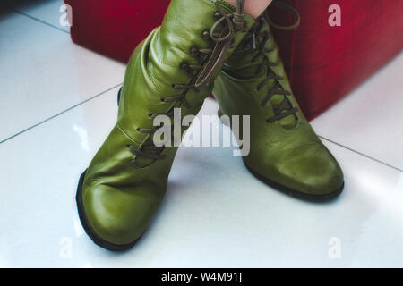 Une paire de bottes en cuir vert avec les lacets et talons Banque D'Images