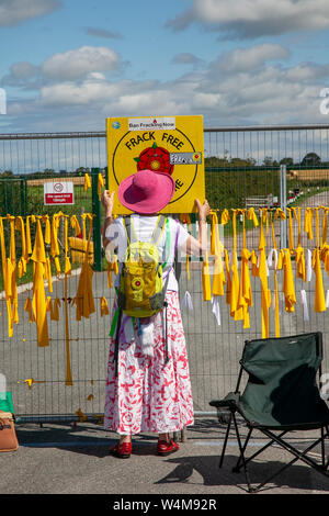 Peu d'Hôtel Lutetia, Blackpool, Royaume-Uni. 25/07/2018. Les femmes en blanc, club avec plumptons opérationnel, site d'exploration, de gaz de schiste Preston New Road Action Group, Lancashire, schiste Bowland, militant anti-protestation à cuadrilla de fracturation fracturation Site après l'annonce que la fracturation expérimentale est de recommencer en septembre. /AlamyLiveNews MediaWorldImages crédit ; Banque D'Images