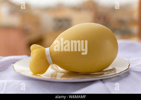 Collection de fromage, fromage provolone italien de caciocavallo en forme de larme avec houises jaune dans la vieille ville italienne sur l'arrière-plan Banque D'Images