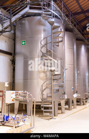 La production de vin en Italie moderne, réservoirs inox pour la fermentation du vin close up Banque D'Images