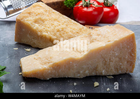 Collection d'origine italienne, fromage parmesan vieilli en deux morceaux, Close up Banque D'Images