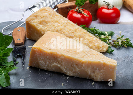 Collection d'origine italienne, fromage parmesan vieilli en deux morceaux, Close up Banque D'Images