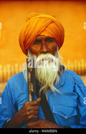 L'Inde. Le Rajasthan. Portrait d'un homme autochtone. Banque D'Images