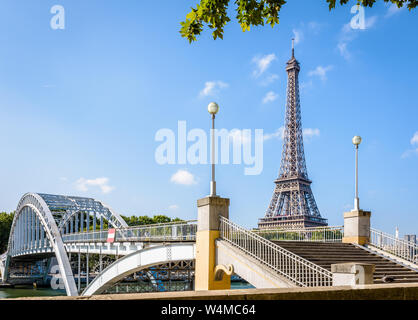 La Tour Eiffel à Paris, France, vu de la rive droite de la Seine avec la passerelle Debilly au premier plan. Banque D'Images